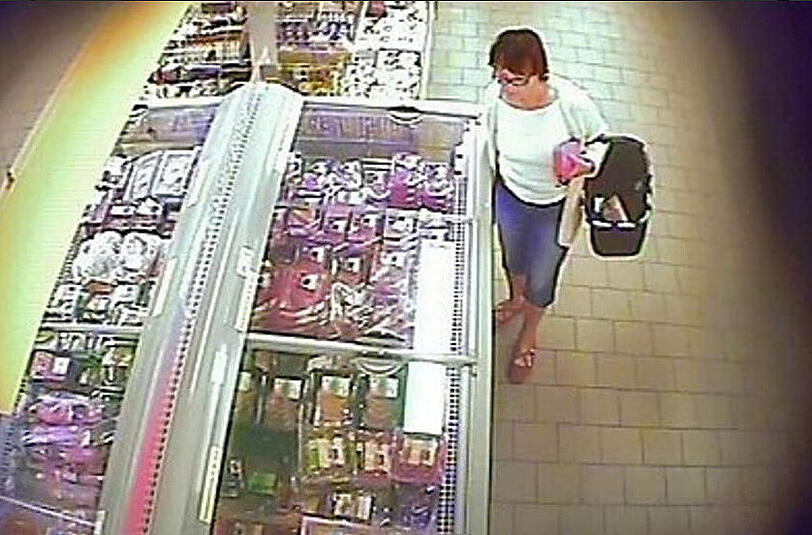 Kripo und Staatsanwaltschaft fahndeten mit diesem Bild einer Überwachungskamera nach der Frau. Jetzt wurde die 60-Jährige identifiziert.
