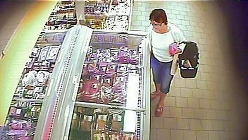 Kripo und Staatsanwaltschaft fahndeten mit diesem Bild einer Überwachungskamera nach der Frau. Jetzt wurde die 60-Jährige identifiziert. Kripo und Staatsanwaltschaft fahndeten mit diesem Bild einer Überwachungskamera nach der Frau. Jetzt wurde die 60-Jährige identifiziert.