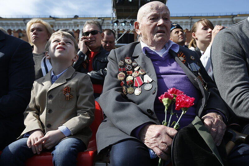 Auf dem Roten Platz in Moskau hat die größte Militärparade der russischen Geschichte begonnen. Zum 70. Jahrestag des Sieges der Sowjetunion über Hitlerdeutschland nahm Kremlchef Wladimir Putin die pompöse Waffenschau ab.