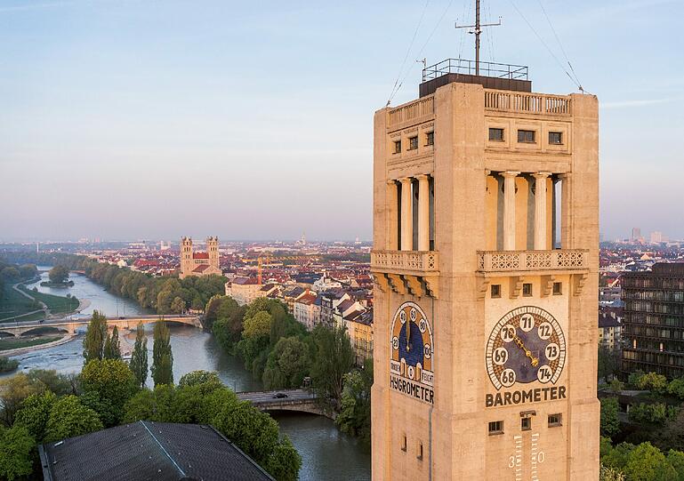 Leicht angemalt von den letzten Sonnenstrahlen des Tages: Der Turm des Deutschen Museums.