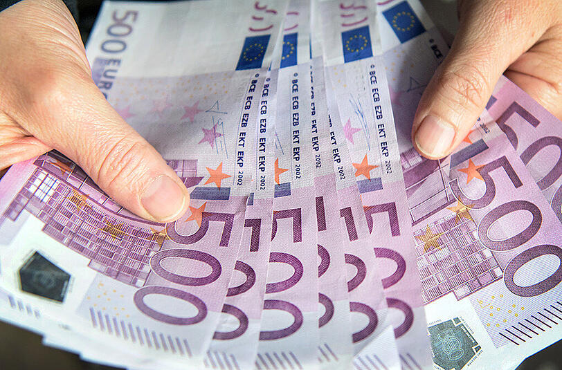 Die 89-Jährige zerriss mehrere 500 Euro-Scheine und versteckte sie im Gefrierfach. (Archivbild)