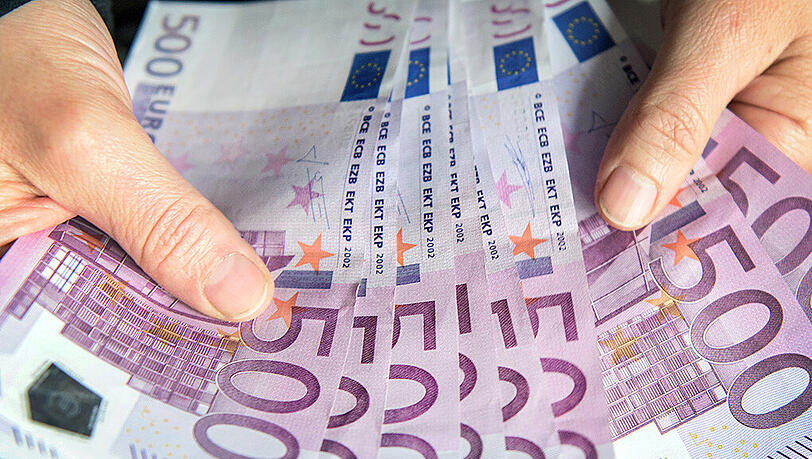 Die 89-Jährige zerriss mehrere 500 Euro-Scheine und versteckte sie im Gefrierfach. (Archivbild) Die 89-Jährige zerriss mehrere 500 Euro-Scheine und versteckte sie im Gefrierfach. (Archivbild)
