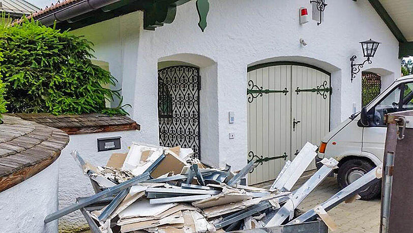 Die Villa am Tegernsee, die Daniel U. fluchtartig verlassen hat, wird komplett renoviert. Die Villa am Tegernsee, die Daniel U. fluchtartig verlassen hat, wird komplett renoviert.