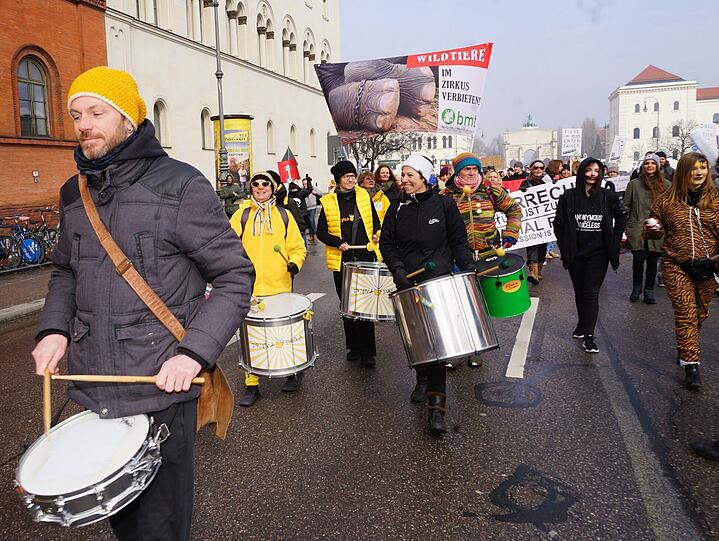 Hunderte Demonstranten setzten sich am Samstag für Zirkus ohne Tiere ein.