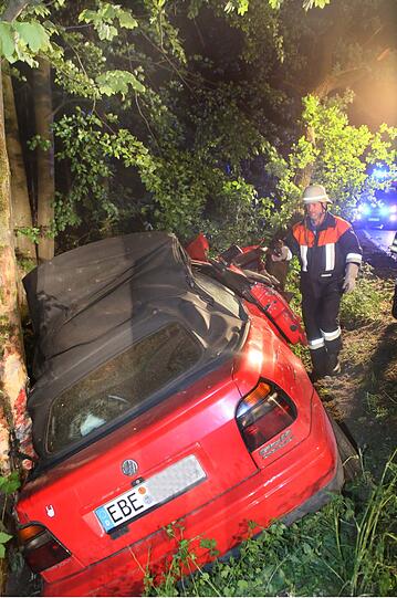 Ein mit vier Personen besetzter VW Cabrio wurde in der Nacht auf Freitag an einen Baum geschleudert. Die Bilder vom Einsatz.