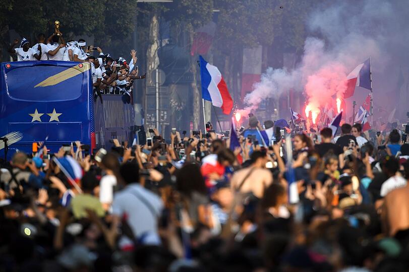Hunderttausende feierten am Montag die Fußball-Weltmeister nach ihrer Ankunft auf den Pariser Champs-Élysées.
