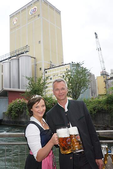 Feuerprobe bestanden. Sehen Sie hier, wie sich die neue Bierkönigin beim Anzapfen anstellte.
