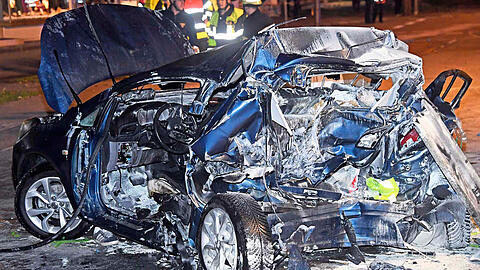 Der Opel fing nach dem Aufprall sofort Feuer.