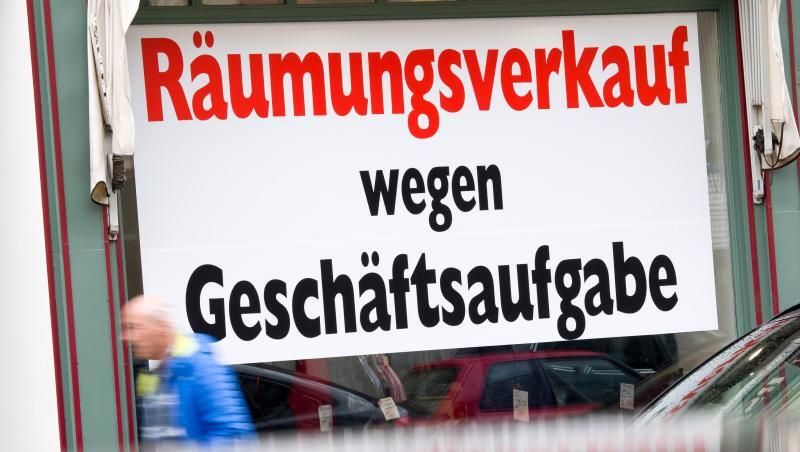 Ein Schild mit der Aufschrift "Räumungsverkauf wegen Geschäftsaufgabe" hängt im Schaufenster eines Ladengeschäfts in der Münchener Innenstadt. Ein Schild mit der Aufschrift "Räumungsverkauf wegen Geschäftsaufgabe" hängt im Schaufenster eines Ladengeschäfts in der Münchener Innenstadt.