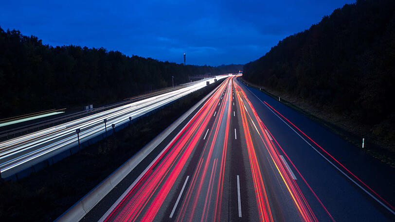 Der Mann fuhr erst in Schlangenlinien, anschließend stoppte er einfach auf der Autobahn. (Symbolbild)