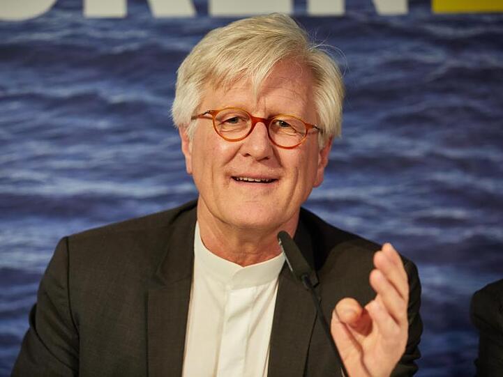 Heinrich Bedford-Strohm gibt auf der Flussschifferkirche eine Pressekonferenz. Foto: Georg Wendt/dpa/Archivbild