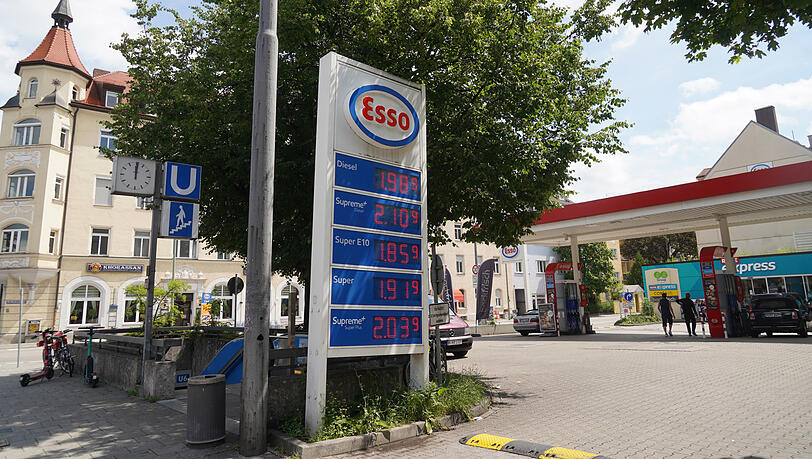An der Esso-Tankstelle in der Münchner Ungererstraße klettern wie vielerorts wieder die Spritpreise - das ärgert auch Politiker. An der Esso-Tankstelle in der Münchner Ungererstraße klettern wie vielerorts wieder die Spritpreise - das ärgert auch Politiker.
