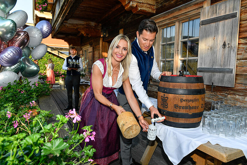 O’zapft is! Kinga Mathe schlägt das Bierfass an