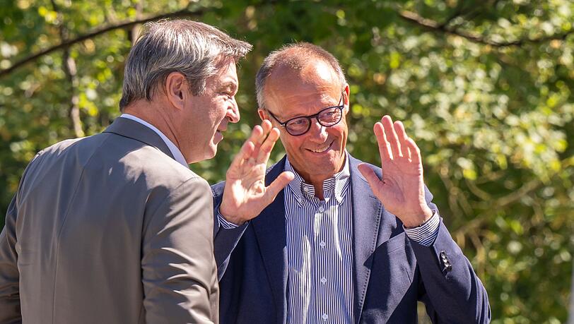 Markus Söder (CSU, l.) und CDU-Bundesvorsitzender Friedrich Merz bei ihrem Besuch des Kernkraftwerk Isar 2.