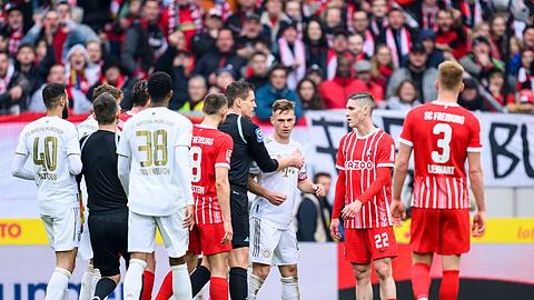 Erhitzte beim Bayern-Sieg in Freiburg die Gemüter: Joshua Kimmich (3.v.r).