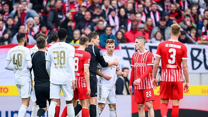 Erhitzte beim Bayern-Sieg in Freiburg die Gemüter: Joshua Kimmich (3.v.r).