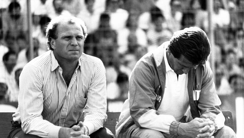 Düsterer Blick in die Zukunft: Manager Uli Hoeneß gewährt Jupp Heynckes ein "Übergangsjahr", der Coach selbst mag gar nicht hinschauen.