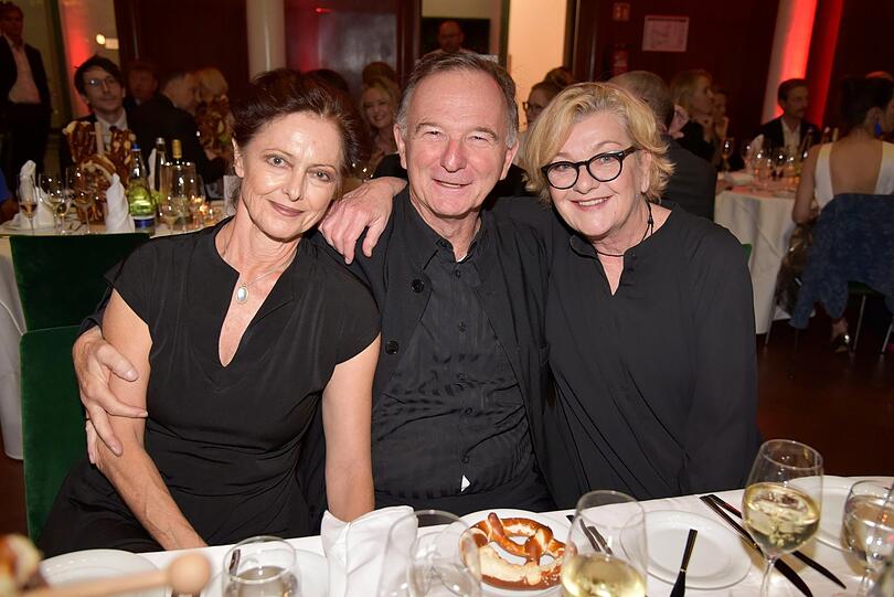 Michael Lerchenberg mit seiner Gattin Eva-Maria (l.) und Schauspielerin Saskia Vester.