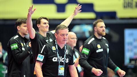 Bundestrainer Alfred Gislason darf mit der DHB-Auswahl weiter auf das EM-Halbfinale hoffen.