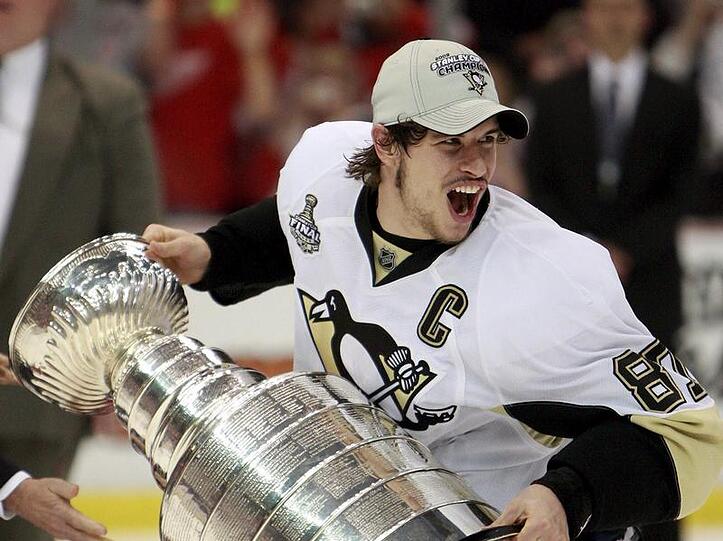 Crosby jubelt 2009 mit der wichtigsten Trophäe des Eishockey-Sports: dem Stanley Cup.