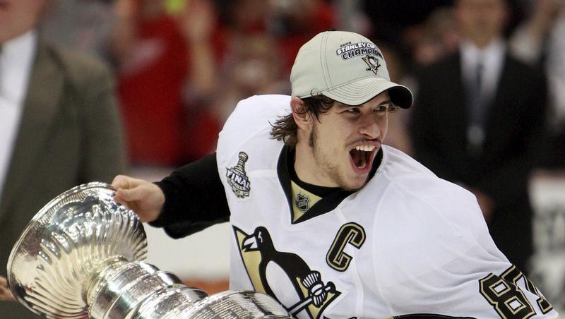 Crosby jubelt 2009 mit der wichtigsten Trophäe des Eishockey-Sports: dem Stanley Cup. Crosby jubelt 2009 mit der wichtigsten Trophäe des Eishockey-Sports: dem Stanley Cup.