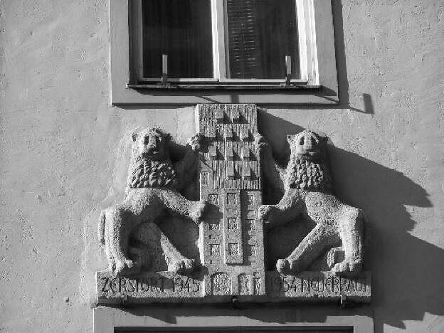 So hat der Donisl früher ausgeschaut &ndash; ein Steinrelief an der Fassade des Wirtshauses.