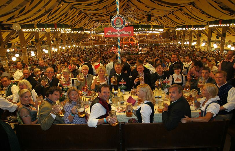 Beim AZ-Wiesn-Stammtisch im Winzerer Fähndl (von links oben): Wolfgang Krebs, Barbara Daumiller-Zeil, Martin Zeil, Saskia Vester, Dieter Reiter, Christian Springer, Josef und Natalie Schmid, Markus Söder, Andreas Steinfatt, Ursula und Axel Hacke, Veronica Ferres, AZ-Chefredakteur Arno Makowsky, Inga Pudenz, AZ-Redakteur Adrian Prechtel, Phoebe Rocchi, AZ-Redakteurin Angela Böhm.