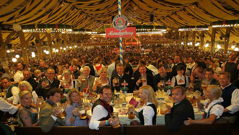 Beim AZ-Wiesn-Stammtisch im Winzerer Fähndl (von links oben): Wolfgang Krebs, Barbara Daumiller-Zeil, Martin Zeil, Saskia Vester, Dieter Reiter, Christian Springer, Josef und Natalie Schmid, Markus Söder, Andreas Steinfatt, Ursula und Axel Hacke, Veronica Ferres, AZ-Chefredakteur Arno Makowsky, Inga Pudenz, AZ-Redakteur Adrian Prechtel, Phoebe Rocchi, AZ-Redakteurin Angela Böhm. Beim AZ-Wiesn-Stammtisch im Winzerer Fähndl (von links oben): Wolfgang Krebs, Barbara Daumiller-Zeil, Martin Zeil, Saskia Vester, Dieter Reiter, Christian Springer, Josef und Natalie Schmid, Markus Söder, Andreas Steinfatt, Ursula und Axel Hacke, Veronica Ferres, AZ-Chefredakteur Arno Makowsky, Inga Pudenz, AZ-Redakteur Adrian Prechtel, Phoebe Rocchi, AZ-Redakteurin Angela Böhm.