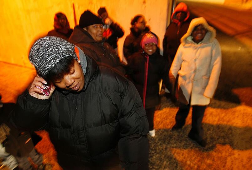 Die Leiche der Popsängerin Whitney Houston wurde am Montag in ihre Heimat New Jersey überführt, wo die Sängerin im Kreise ihrer Familie beigesetzt werden soll. Die Trauer in Houstons Fangemeinde über den plötzlichen Tod der Ausnahmekünstlerin ist groß - die Bilder.