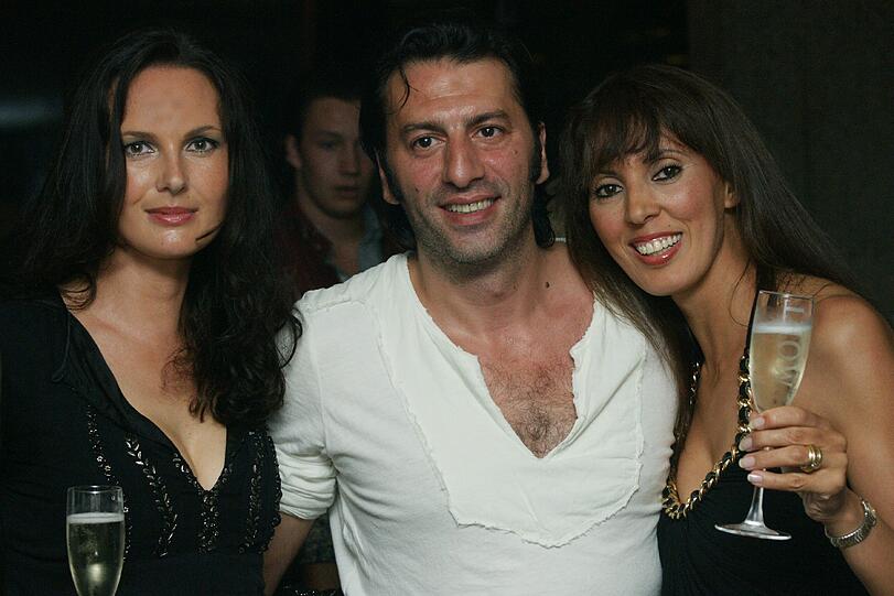 Ugo Crocamo zwischen zwei Party-Schönheiten.