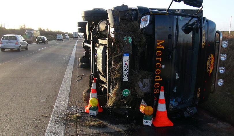 An Nikolaus gab es in Deutschland Sturm ohne Ende. Das Orkantief Xaver fiel von Norden her ein und fegte nur so über das Land. auf der Autobahn A14 in Sachsen-Anhalt einen Lkw umgeblasen, der sich im Wind gedreht hat und entgegen der Richtungsfahrbahn im Straßengraben landete.