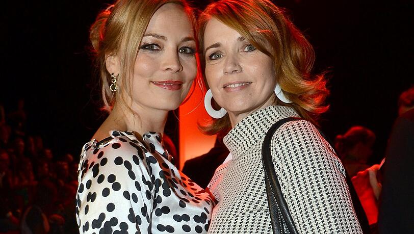 Farblich aufeinander abgestimmt: Boxerin Regina Halmich (l.)und Schauspielerin Tina Ruland in Schwarz-Weiß. Farblich aufeinander abgestimmt: Boxerin Regina Halmich (l.)und Schauspielerin Tina Ruland in Schwarz-Weiß.