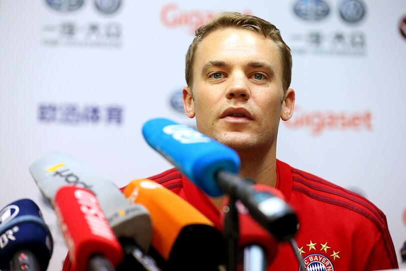 Wenige Stunden nach der Ankunft gaben Pep Guardiola und Manuel Neuer die erste Pressekonferenz.