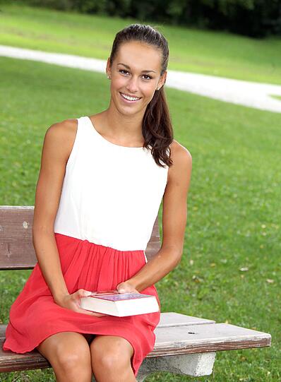 Die schöne Giulia Schmitt wollte ursprünglich Ballett-Tänzerin werden. Jetzt versucht sie ihr Glück mit einer Karriere als Model. Wird sie die Schönste Müncherin werden?