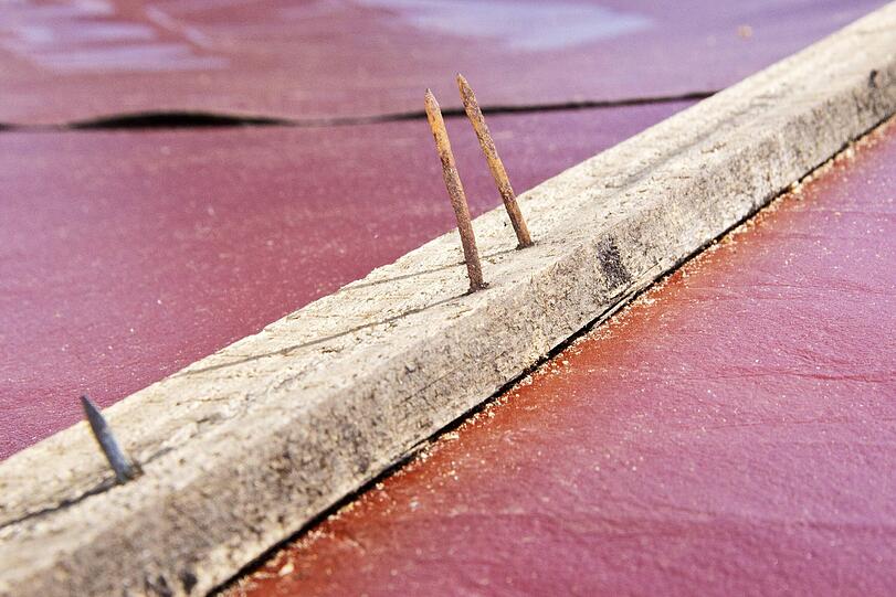 Im Laufe der Schlägerei gingen die Asylbewerber mit Holzlatten mit Nägeln aufeinander los. (Symbolbild)