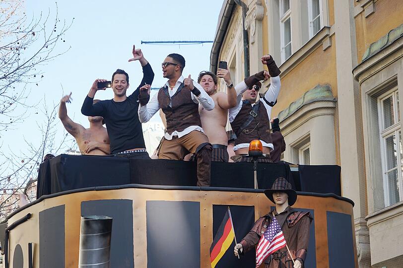 Slogan auf dem Partywagen: &bdquo;Spielen Trump und Merkel Gott, bleibt uns leider nix als Schrott&ldquo;.