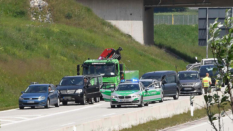 Wildwest an der A94: 17 entflohene Rindviecher hielten die "Cowboys" von Polizei und Feuerwehr stundenlang auf Trab. Die Bilder von der Stierhatz.