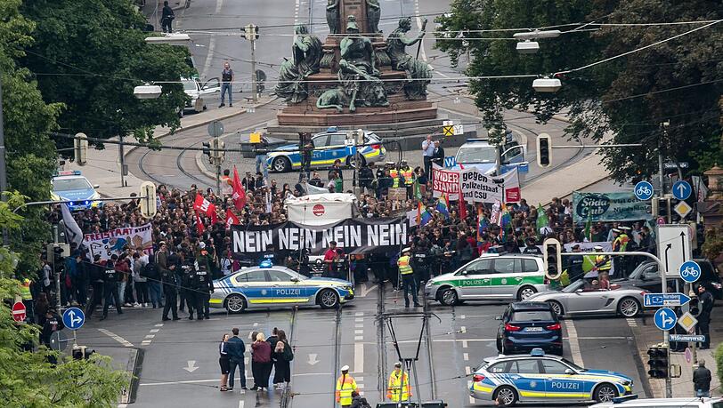 Wenige Stunden vor der Abstimmung: In der Nähe des Landtags versammeln sich rund 2.000 PAG-Gegner. Wenige Stunden vor der Abstimmung: In der Nähe des Landtags versammeln sich rund 2.000 PAG-Gegner.