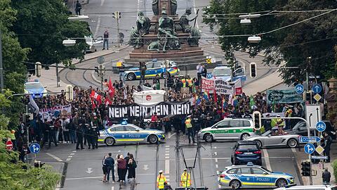 Wenige Stunden vor der Abstimmung: In der Nähe des Landtags versammeln sich rund 2.000 PAG-Gegner.