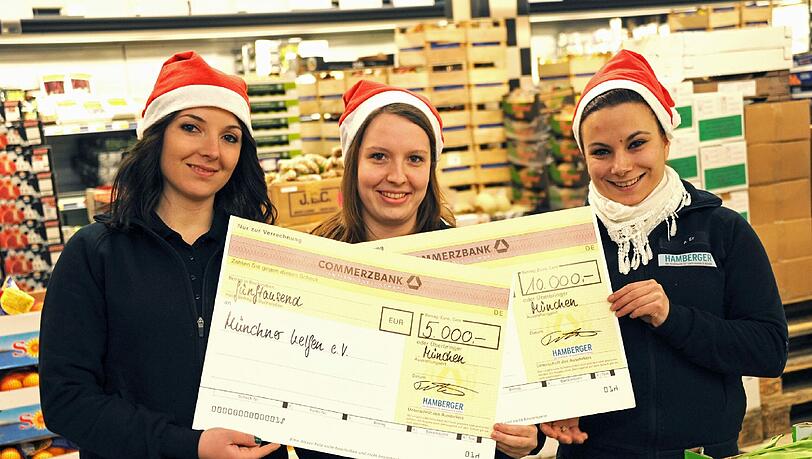 Zu dritt halten die Hamberger-Angestellten Katerina, Maria und Ayse die Spenden-Schecks. Zu dritt halten die Hamberger-Angestellten Katerina, Maria und Ayse die Spenden-Schecks.