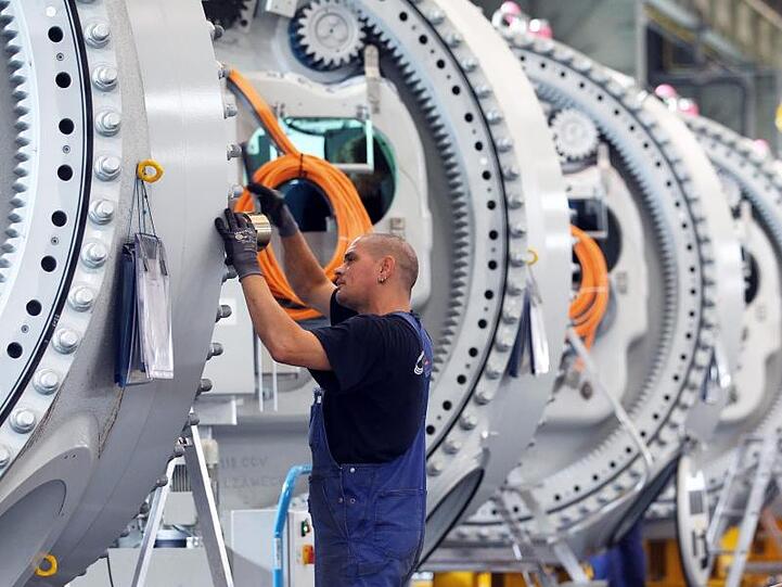 Wenn ein Betrieb etwa wegen fehlender Aufträge die Arbeitszeit verringern muss, zahlt die Bundesagentur für Arbeit Kurzarbeitergeld an die Arbeiter und Angestellten aus.