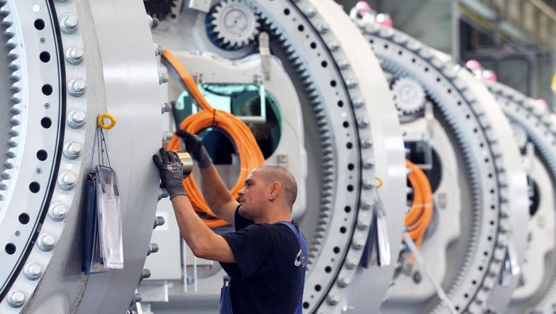 Wenn ein Betrieb etwa wegen fehlender Aufträge die Arbeitszeit verringern muss, zahlt die Bundesagentur für Arbeit Kurzarbeitergeld an die Arbeiter und Angestellten aus.