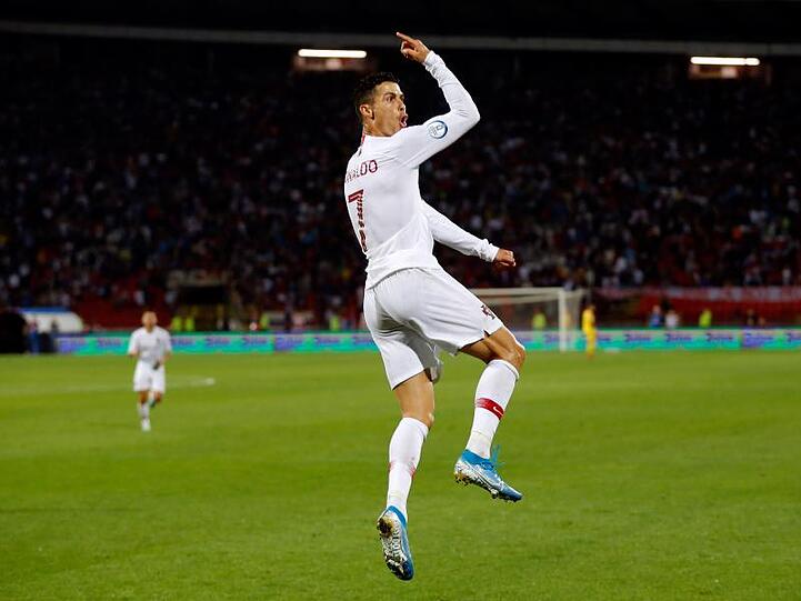 Portugals Star Cristiano Ronaldo erzielte vier Treffer gegen die Serben.