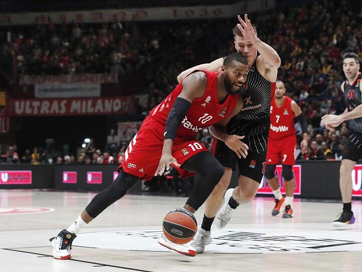Bayernspieler Greg Monroe (l) in Aktion.