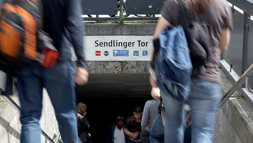 Fahrgäste auf der Rolltreppe zur U-Bahn-Station Sendlinger Tor. (Archivbild)