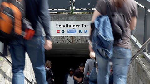 Fahrgäste auf der Rolltreppe zur U-Bahn-Station Sendlinger Tor. (Archivbild)