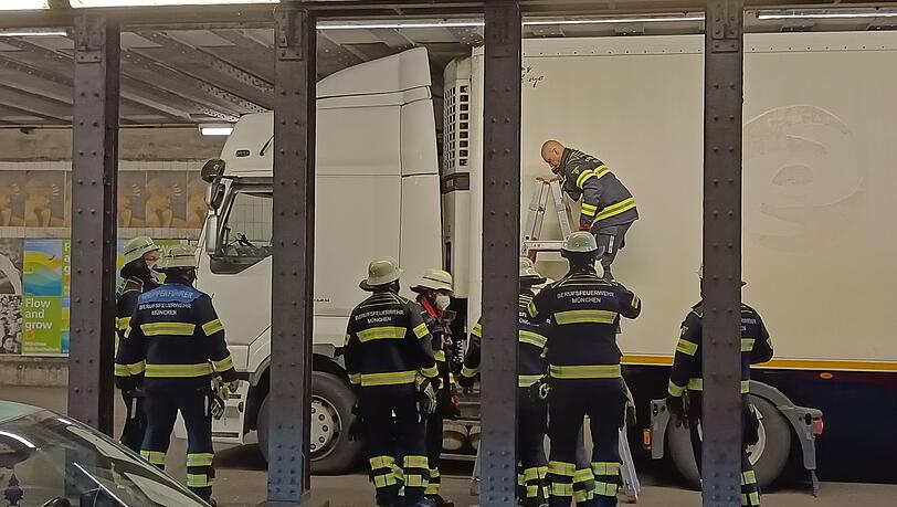 Die Feuerwehr versucht, den Lkw aus seiner misslichen Lage zu befreien.