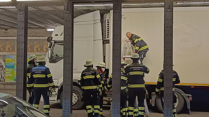 Die Feuerwehr versucht, den Lkw aus seiner misslichen Lage zu befreien.