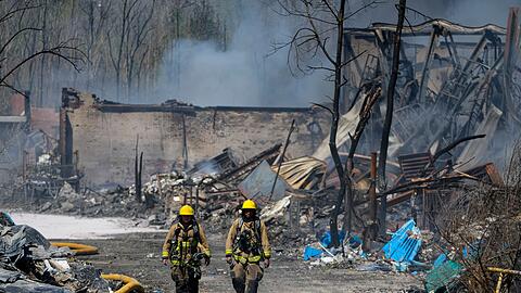 Wegen eines großen Feuers mit giftigem Rauch sollen sich Menschen in der Kleinstadt Richmond im US-Bundesstaat Indiana in Sicherheit bringen.