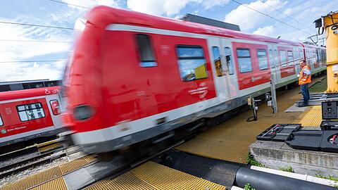 Ein S-Bahnzug auf dem S-Bahn-Werksgelände München-Steinhausen.